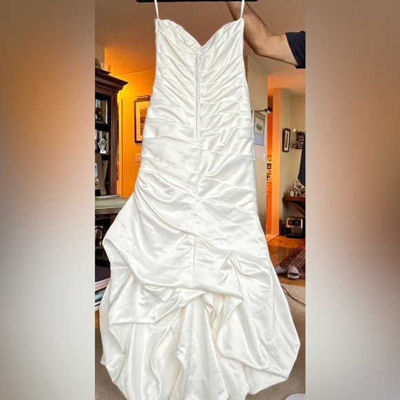 Beautiful wedding Dress Mikaella Sz medium
Made in Canada - Picture 2 of 2